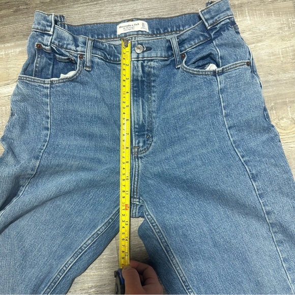 Abercrombie & Fitch Ultra High Rise 90s Straight Jean 31/12 short - Picture 6 of 6